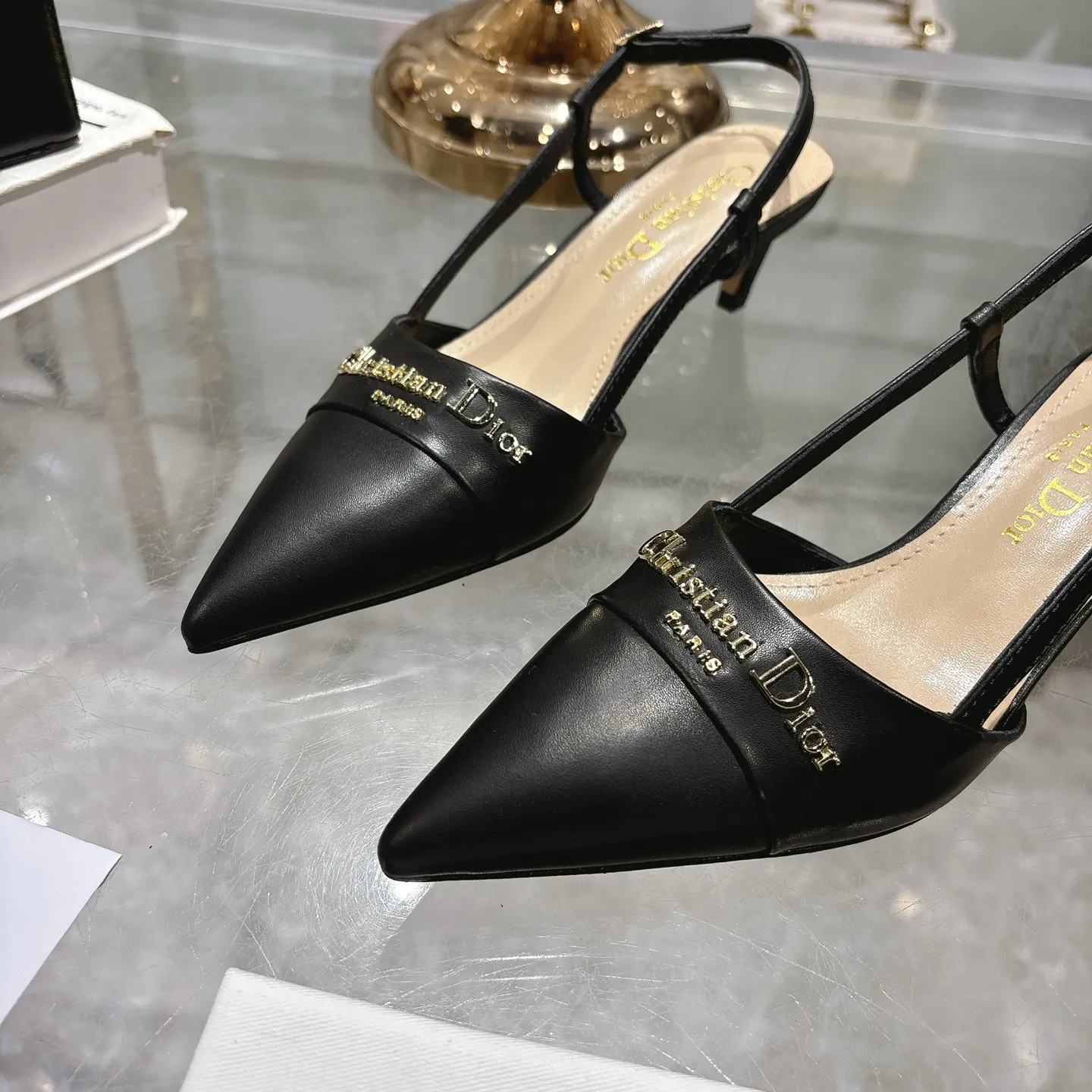 👟👟Ex-factory price 520👟👟 25ss early spring new Dior Dior D-My hardware letter buckle pointed toe high heels flat shoes kitten heel back sandals This My Dior high heels are new products in the 2025 spring and summer ready-to-wear series, showing exquisite elegance. Carefully crafted from cow leather, it has a pointed toe design and is embellished with the Christian Dior Paris signature in gold-finished metal, making it instantly recognizable and highlighting Dior's extraordinary craftsmanship. The hollow decoration 4.5cm and 8.5cm graphic style heels complement each other, making the fashionable design more elegant. Upper: Shandong silk/cow patent leather. Inner foot pad: sheepskin. Sole: Italian genuine leather outsole. Heel height: 4.5 8.5. Size: 35-39 (34.40.41. Customized, non-refundable)